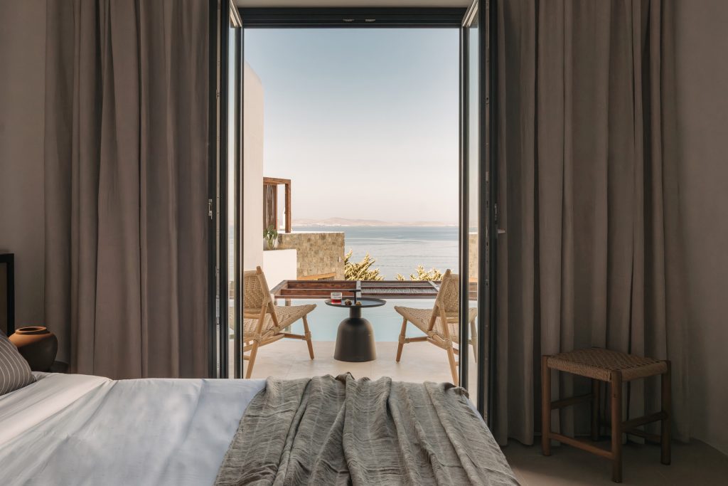 barddesol-mykonos-suites-hotel-deluxe-room-sharing-pool-04