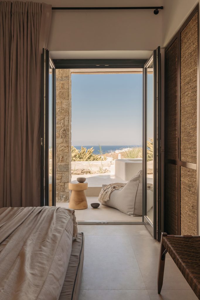 barddesol-mykonos-suites-hotel-deluxe-room-sharing-pool-08