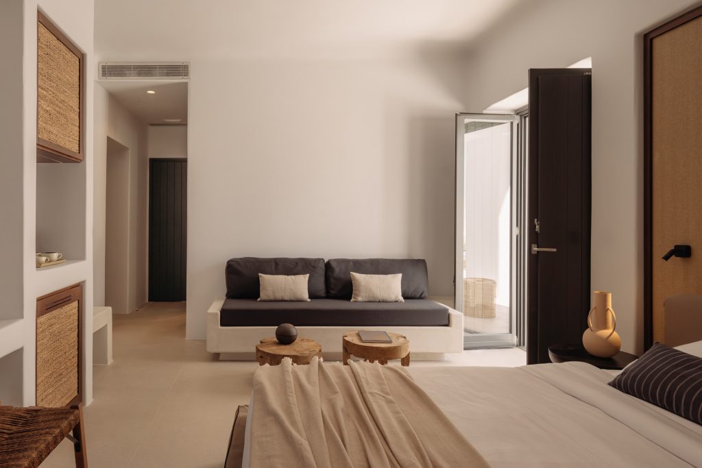 barddesol-mykonos-suites-hotel-deluxe-room-sharing-pool-09